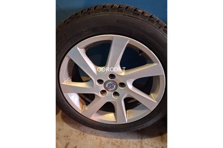 Продам литые диски с хорошей зимней резиной R-17 225/50. На Volvo.  280.