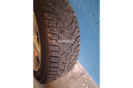 Продам литые диски с хорошей зимней резиной R-17 225/50. На Volvo.  280.